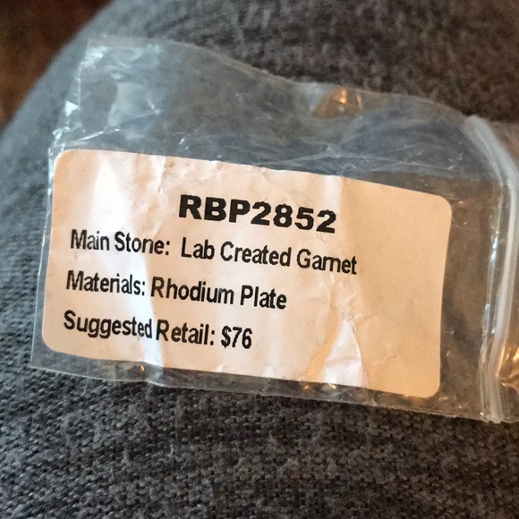 Brand New beautiful size 8 garnet ring - Picture 8 of 9